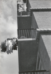 831271 Afbeelding van de was opgehangen aan een balkon van een door Gerrit Rietveld ontworpen flatgebouw in de wijk ...